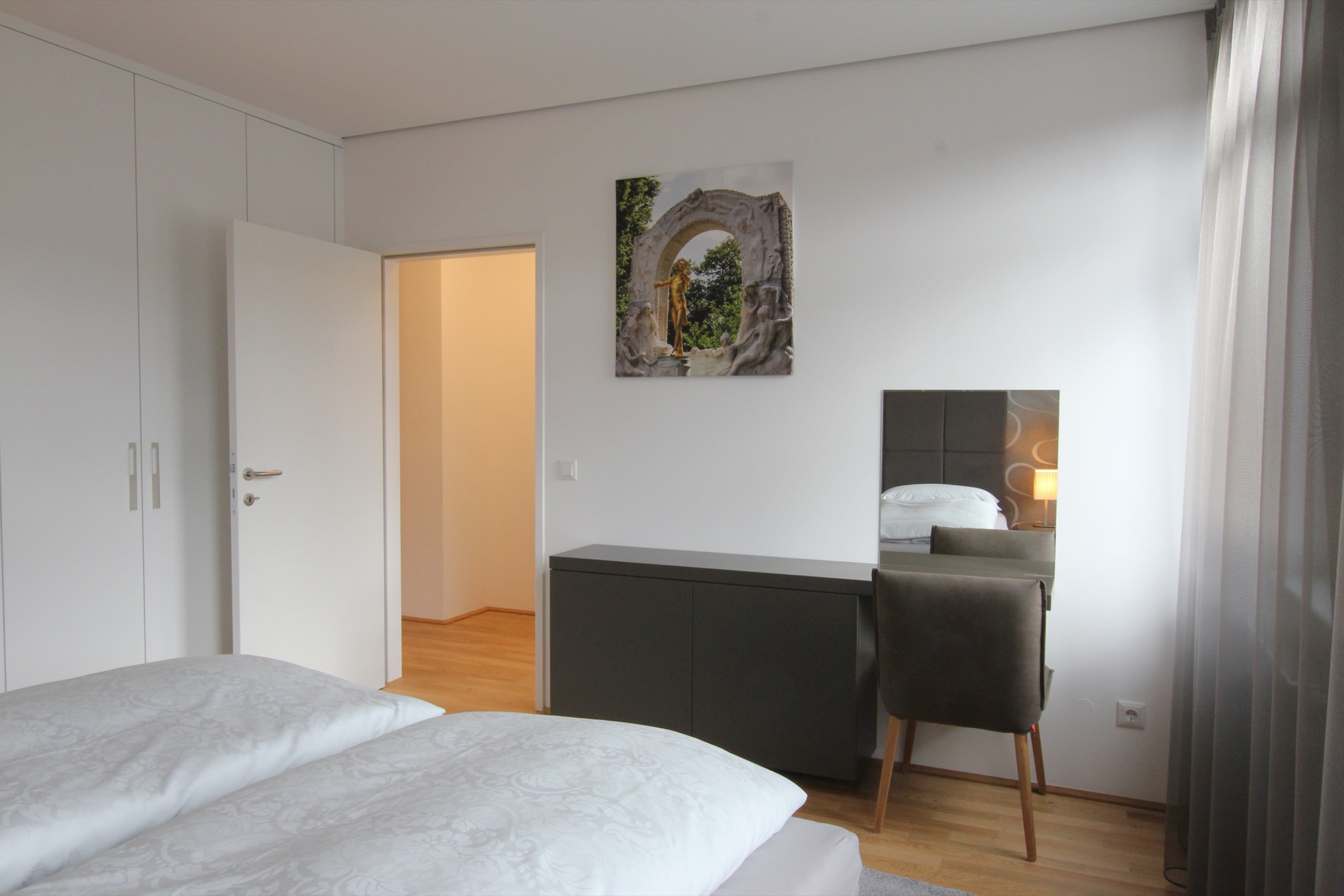 erstes Schlafzimmer mit Tisch und Sitzgelegenheit